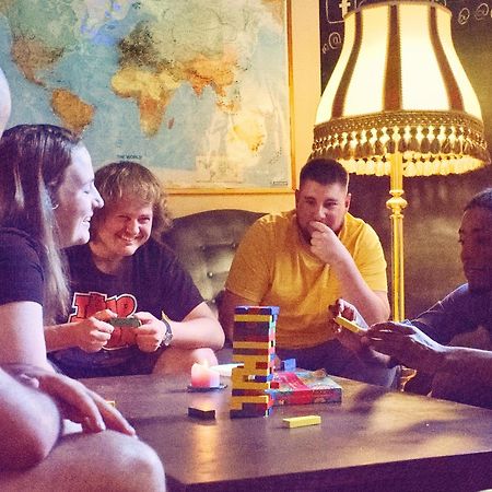 Cinnamon Sally Backpackers Hostel Рига Экстерьер фото