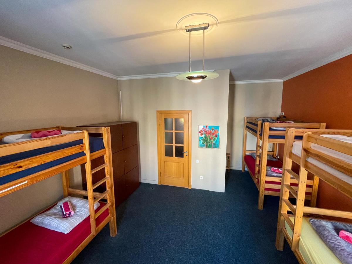Cinnamon Sally Backpackers Hostel Рига Экстерьер фото